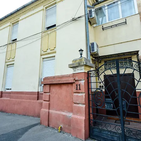 Cozy Next To The Old Town Апартаменти Бухарест